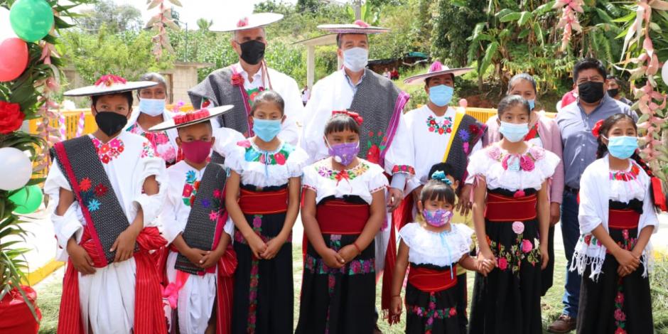 El gobernador Rutilio Escandón Cadenas con habitantes chiapanecos.
