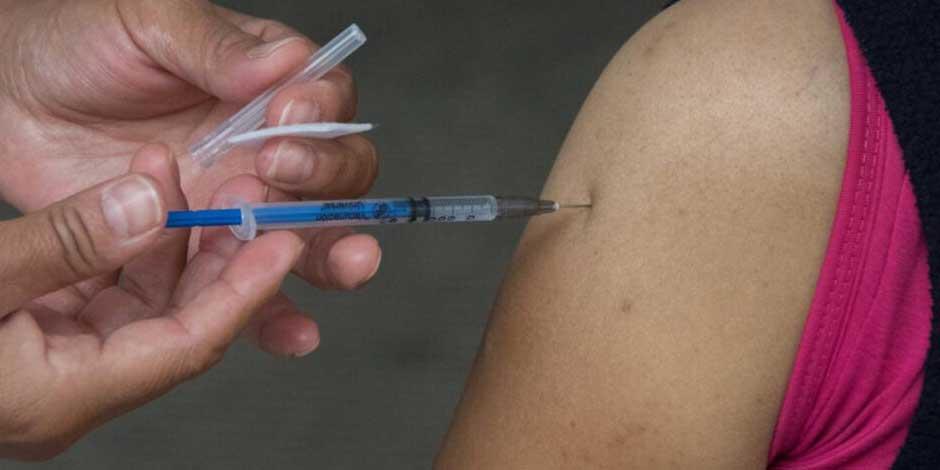 Gobierno acatará amparos para vacunar a menores