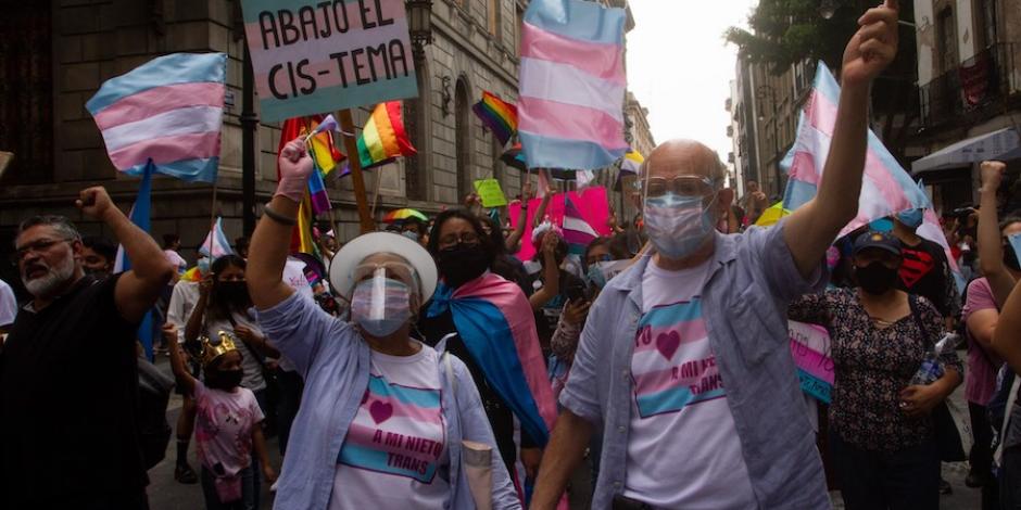 El 10 de julio, miembros de la comunidad lésbica, trans y queer marcharon en la CDMX para exigir al Congreso local que descongele la ley.