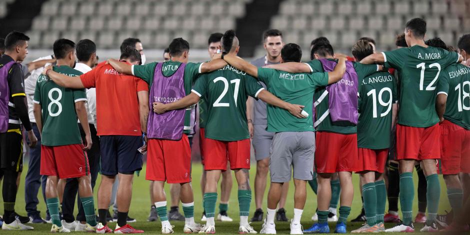 Jugadores de México antes de los penaltis contra Brasil en las semifinales del torneo de futbol varonil en Tokio 2020.