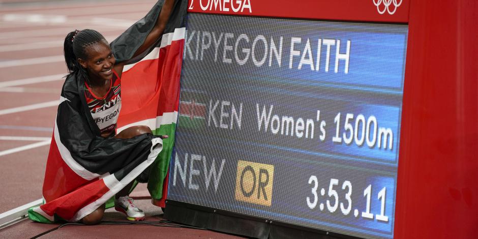 La keniata Faith Kipyegon después de ganar el oro en la final de los 1,500 metros femenil de Tokio 2020.
