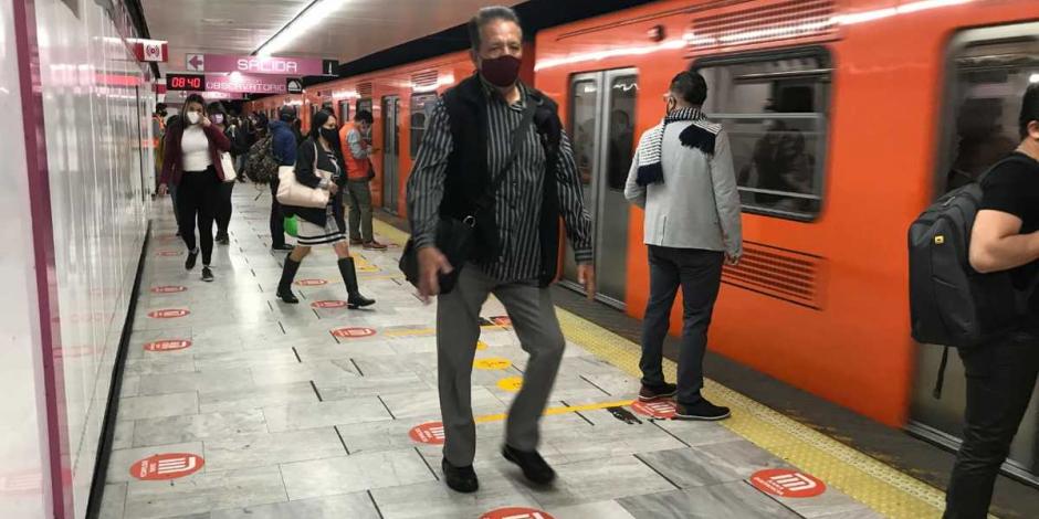 Desalojan a usuarios de la estación del Metro Pino Suárez por corto  circuito en vías