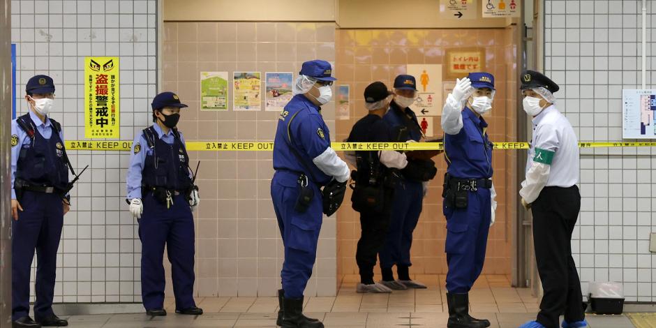 Hombre acuchilla a 10 personas en tren de Tokio; los trasladan al hospital.