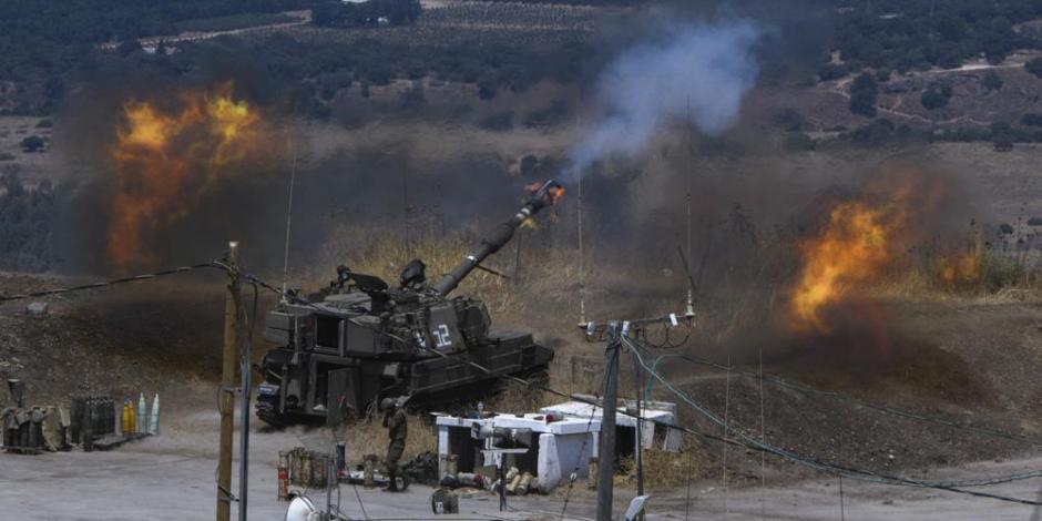 Las fuerzas israelíes disparan artillería desde su posición en la frontera con el Líbano después de que se dispararan una ráfaga de cohetes desde el Líbano.