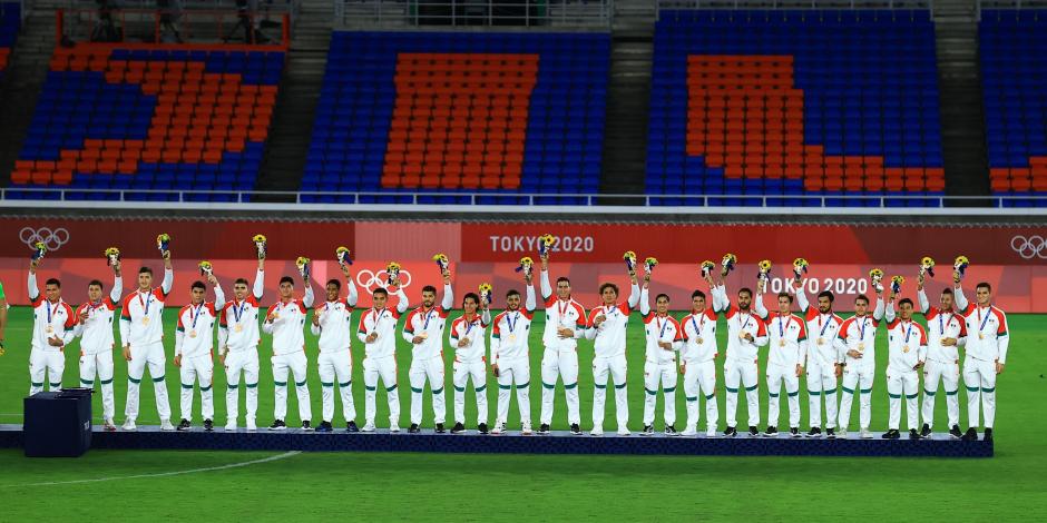 Los futbolistas de México posan con su medalla de bronce obtenida en Tokio 2020.