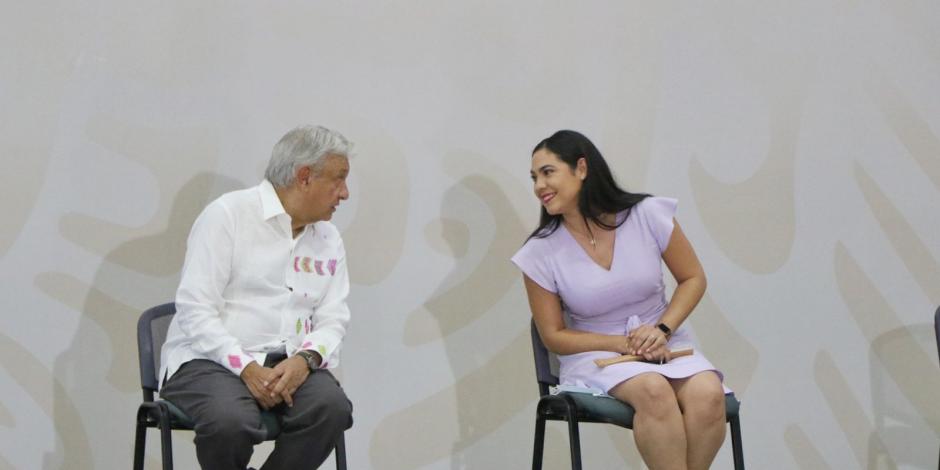 El presidente de México, Andrés Manuel López Obrador junto a Indira Vizcaíno, gobernadora electa.