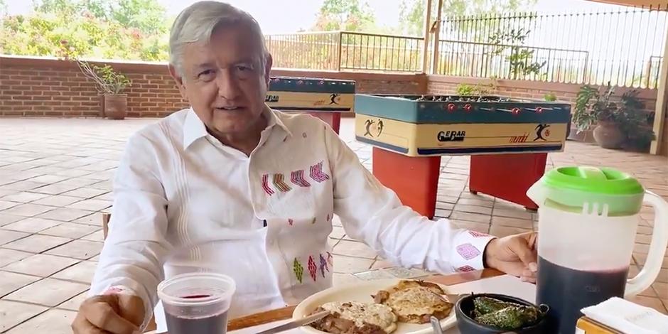 El Presidente AMLO compartió un video desde una fonda de Colima, luego de sus reuniones de trabajo por la entidad.
