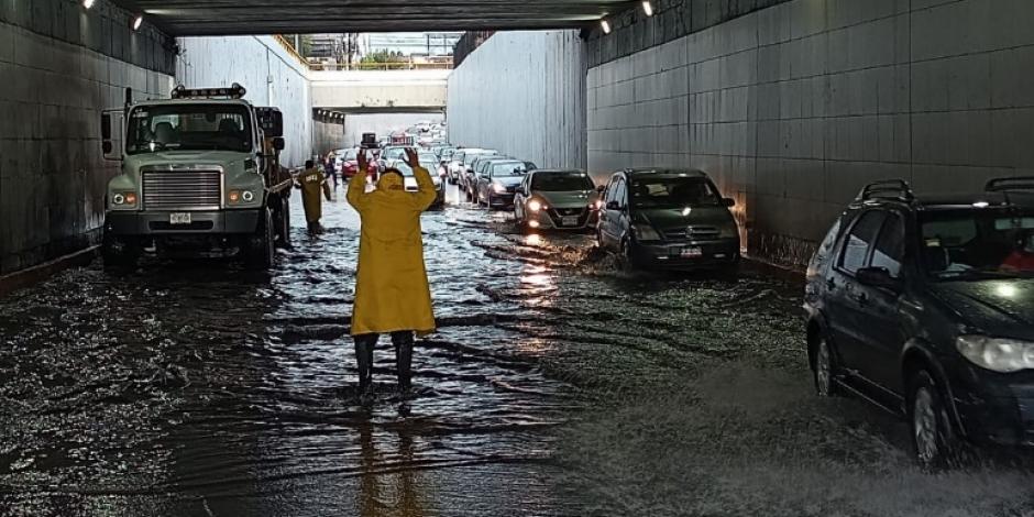 Por las lluvias de este domingo en la Ciudad de México se han registrado encharcamientos en al menos 20 zonas de diversas alcaldías.