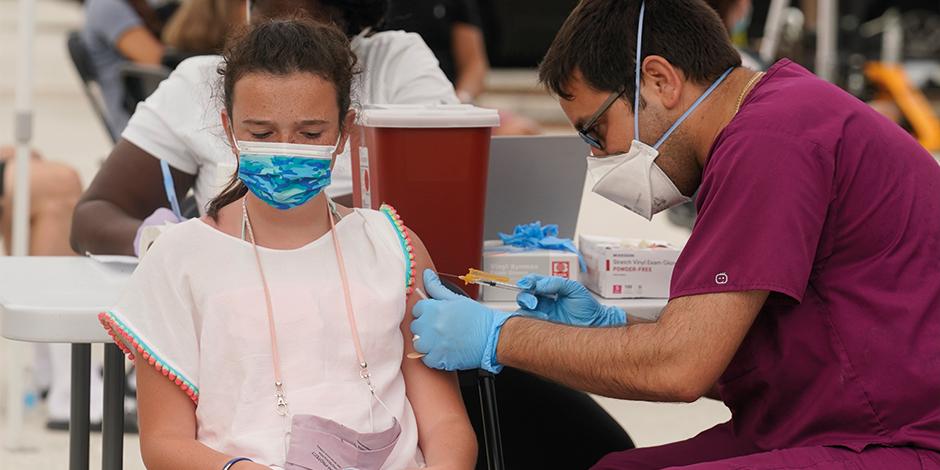 Adolescente responde al llamado a protegerse y acude a centro de vacunación en Florida, el pasado 4 de agosto.
