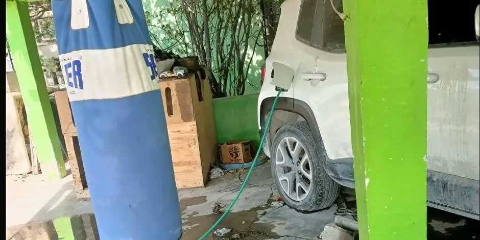 Mujer llena con agua el tanque de gasolina del vehículo de su expareja por celos