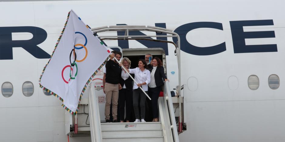 Anne Hidalgo, alcaldesa de París, ondea la bandera olímpica.