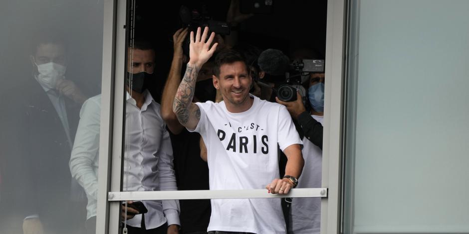 Lionel Messi a su llegada al aeropuesto Le Bourget, ubicado al norte de París.