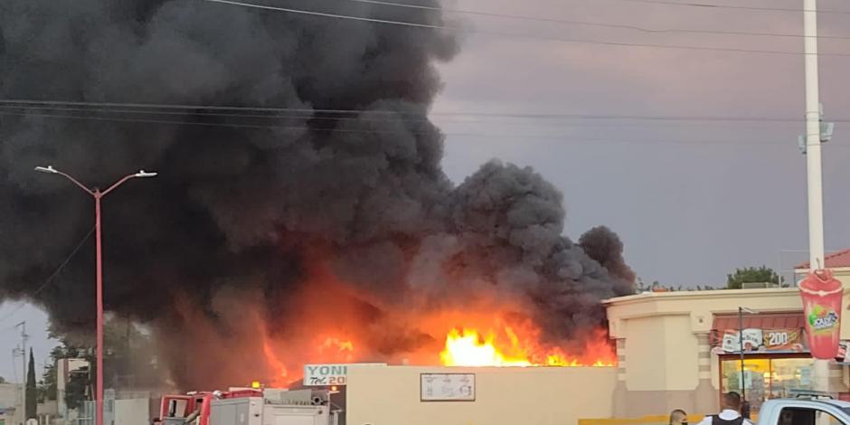 Incendio de un deshuesadero en Ciudad Juárez, Chihuahua, ayer.
