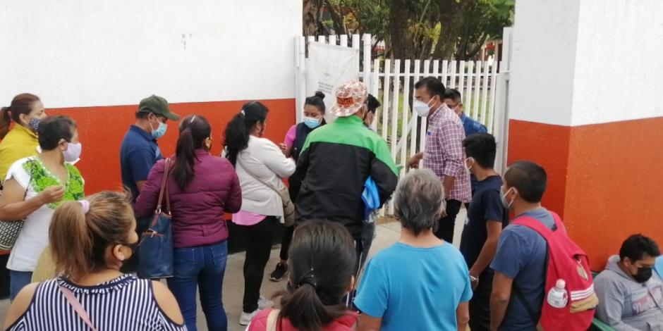 Entre 50 y 500 pesos han llegado a cobrar por un buen lugar para la vacuna en Oaxaca