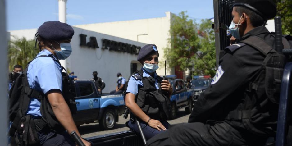 Policías nicaragüenses vigilan, ayer, las instalaciones del rotativo.