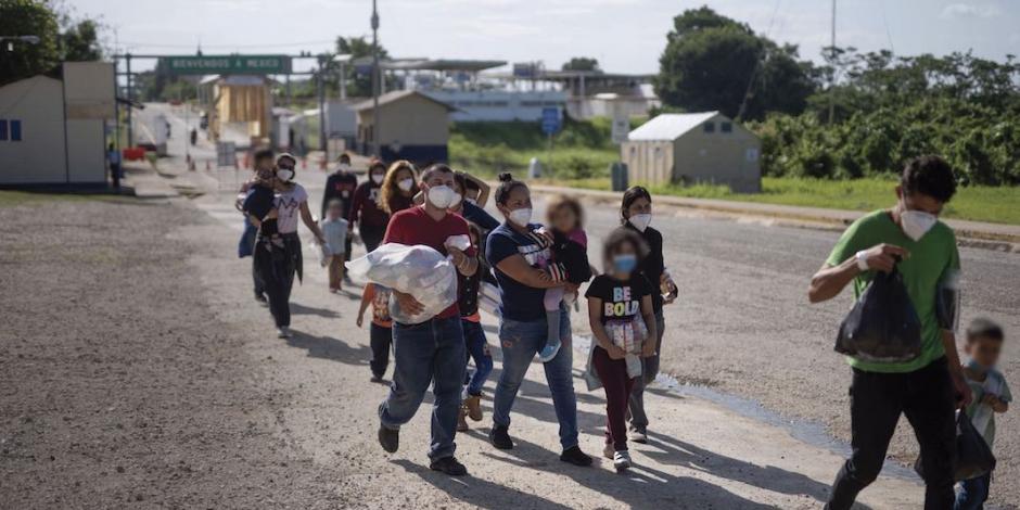 Centroamericanos solicitantes de asilo expulsados por EU llegan a El Ceibo, Guatemala, el pasado jueves 12 de agosto.