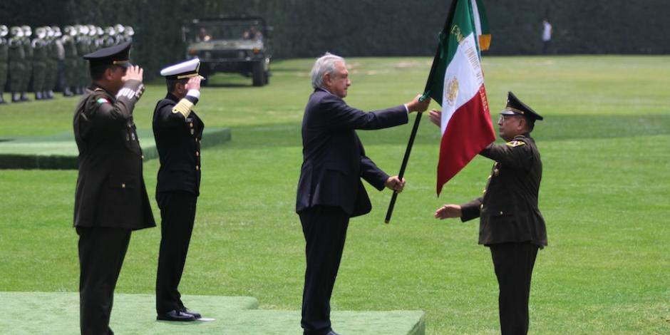 El Presidente entrega la bandera al nuevo comandante del Ejército, ayer.