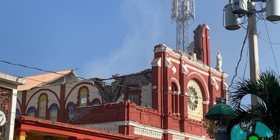 Un edificio de Haití sufrió graves daños durante el terremoto registrado la mañana de este sábado.