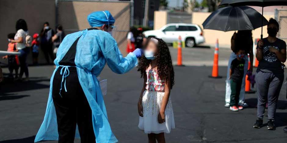 Alisson Argueta, una niña de ocho años se realiza un test para Covid en Los Angeles, California