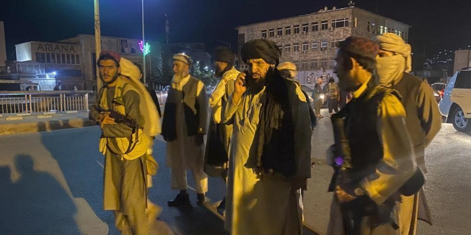 Los combatientes talibanes toman el control del palacio presidencial afgano después de que el presidente afgano Ashraf Ghani huyera del país, en Kabul, Afganistán, el domingo 15 de agosto de 2021 (AP Photo / Zabi Karimi).