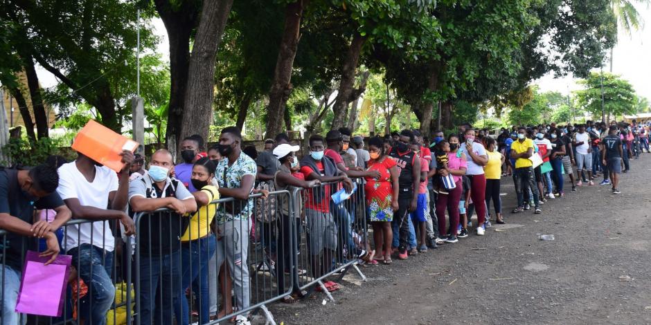 Migrantes de Haití, África y Angola hacen filas para ingresar a las oficinas de la Comar, el pasado 6 de agosto.