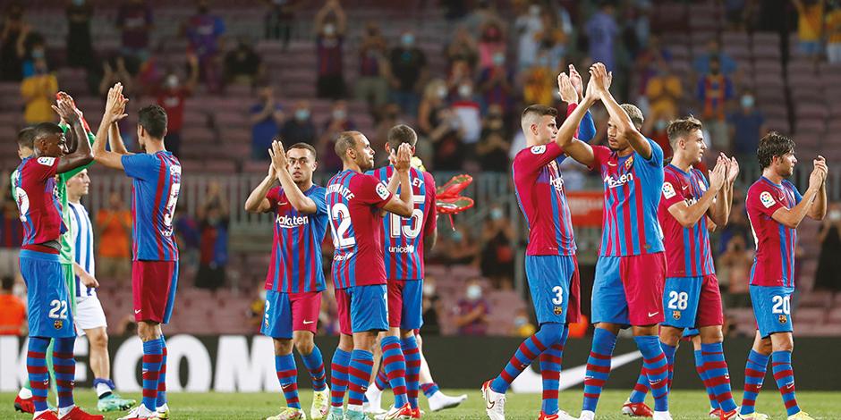 Futbolistas del Barcelona agradecen a la afición al término del triunfo que consiguieron, ayer, en el Camp Nou.