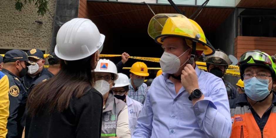Santiago Taboada supervisa labores de rescate por explosión en edificio de la colonia Acacias