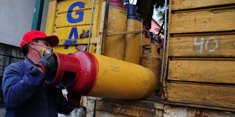 Un repartidor de tanques de gas sube al camión un cilindro vacío; conoce las medidas para evitar una explosión como la ocurrida en Av. Coyoacán.