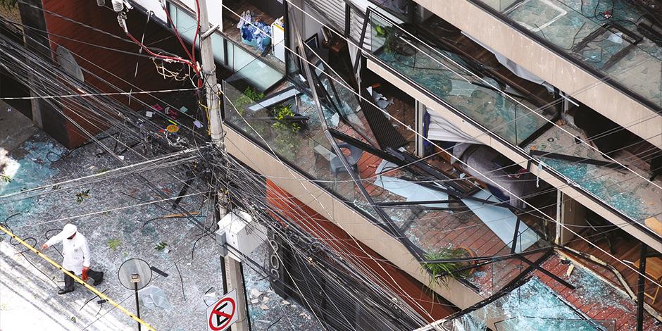 El accidente provocó la ruptura de cristales y el desprendimiento de barandales, y, dentro, decenas de paredes y pisos colapsados.