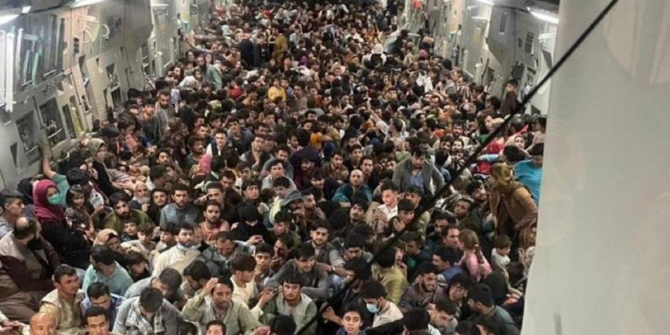 En redes sociales se compartieron imágenes de los ciudadanos de Afganistán que lograron salir del país en un avión militar de carga.