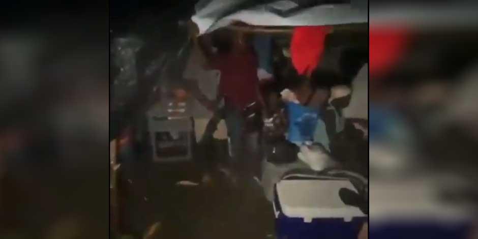 Haitianos afectados por el  terremoto del sábado tratando de protegerse de las lluvias ocasionadas por la tormenta "Grace"