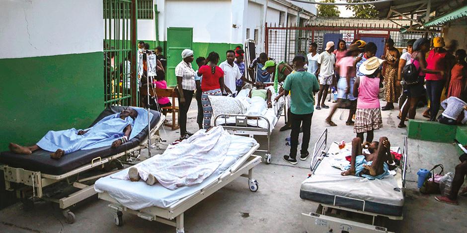 Decenas de heridos son atendidos en patios y pasillos, debido al riesgo de que colapsen más hospitales.