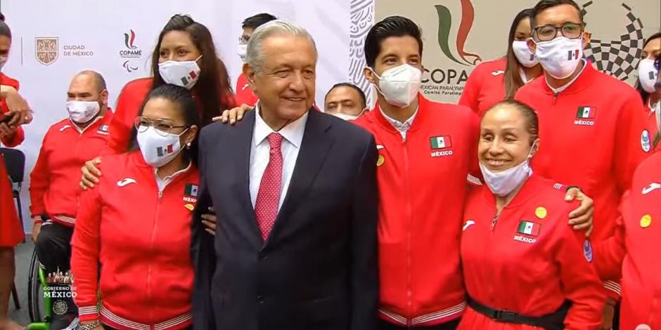 AMLO con algunos de los atletas mexicanos que compiten en los Juegos Paralímpicos de Tokio 2020, antes de su salida a Japón el pasado 17 de agosto.
