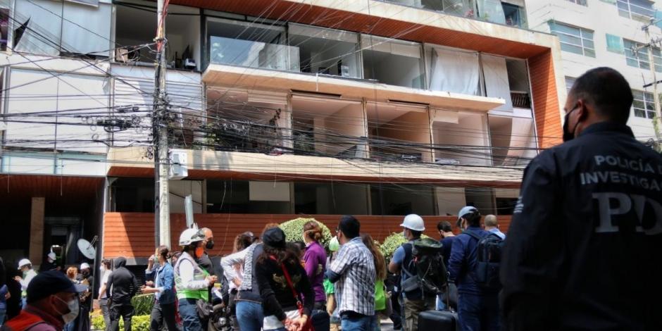 Decenas de habitantes del edificio ubicado en Av. Coyoacán, cual fue desalojado el día de ayer por una explosión que dejó el saldo de un muerto, continúan sacando sus pertenencias.