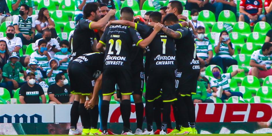 Futbolistas de Chivas antes de su partido contra Santos el pasado 15 de agosto en la Fecha 4 de la Liga MX.
