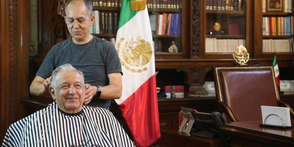 El Presidente, Andrés Manuel López Obrador, en un corte de cabello que le hace su peluquero