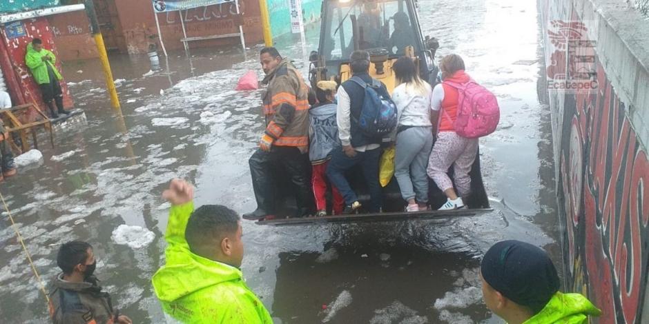 Bomberos y compañeros de Rescate Urbano auxiliaron a la ciudadanía afectada por las fuertes lluvias registradas en Ecatepec.