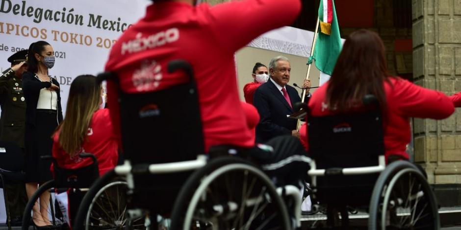El mandatario, ayer, con la delegación paralímpica en Palacio Nacional.