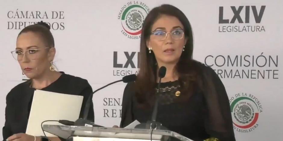 Diputadas de la alianza Va por México dan un discurso ante los legisladores electos.