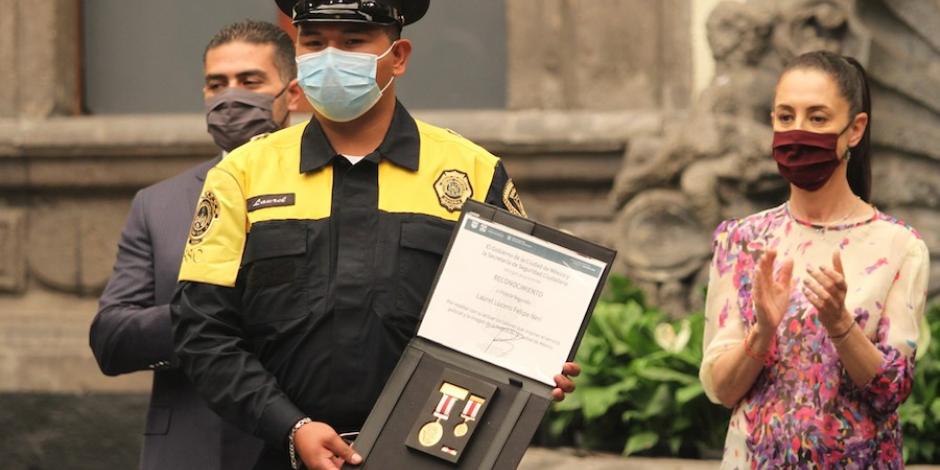 La Jefa de Gobierno y el titular de la SSC entregan reconocimientos a policías.