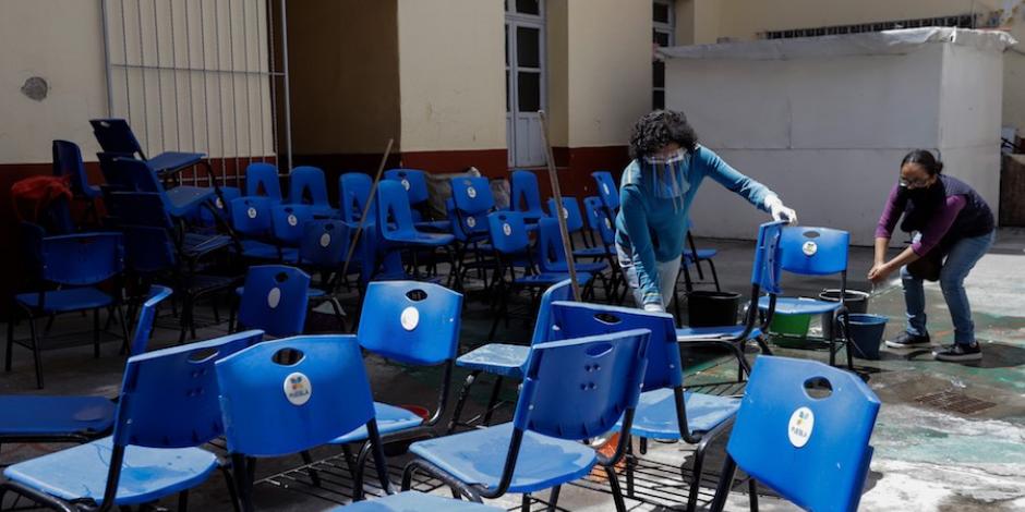Padres de familia limpian sillas de una escuela en Puebla el pasado 12 de agosto.
