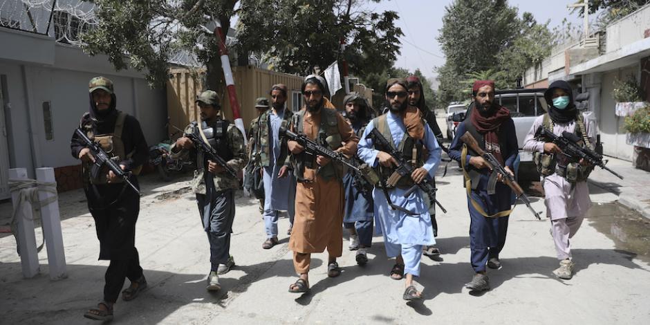 Talibanes patrullan Wazir Akbar Khan, en Kabul, ayer.