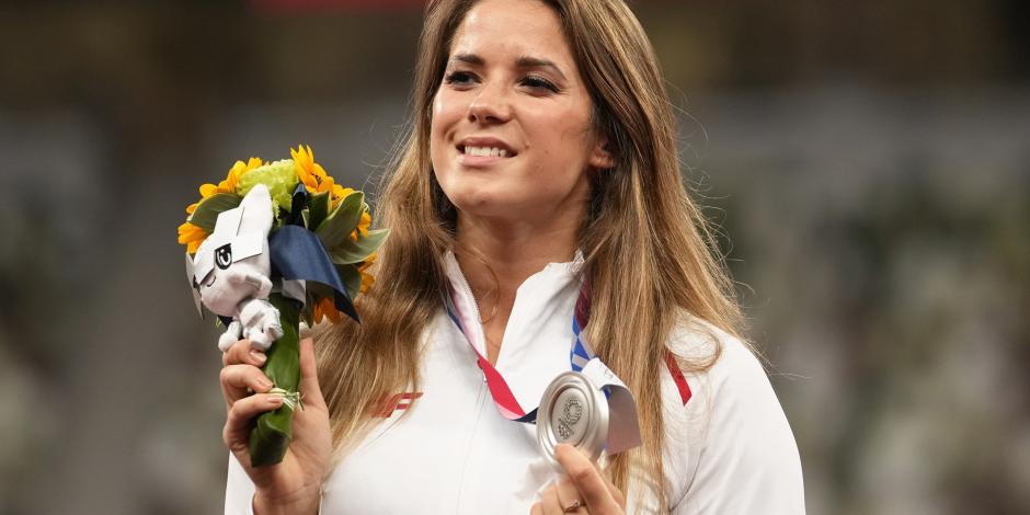 Maria Andrejczyk posa con la plata que conquistó en los pasados Juegos Olímpicos de Tokio 2020.