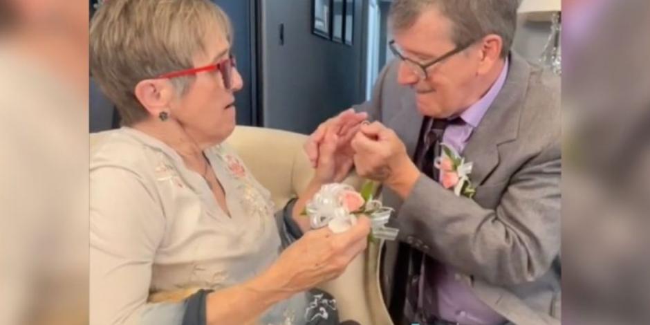 El abuelo pide matrimonio a su esposa con Alzheimer cada semana