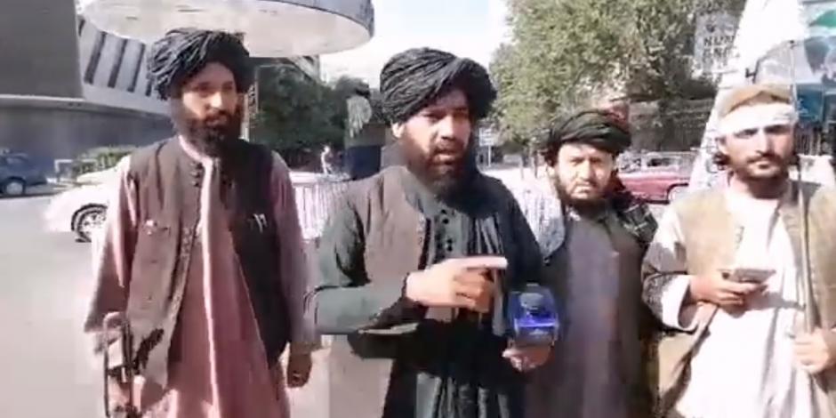 Con rifle en mano, reporteros talibanes preguntan a la gente si es feliz en Afganistán