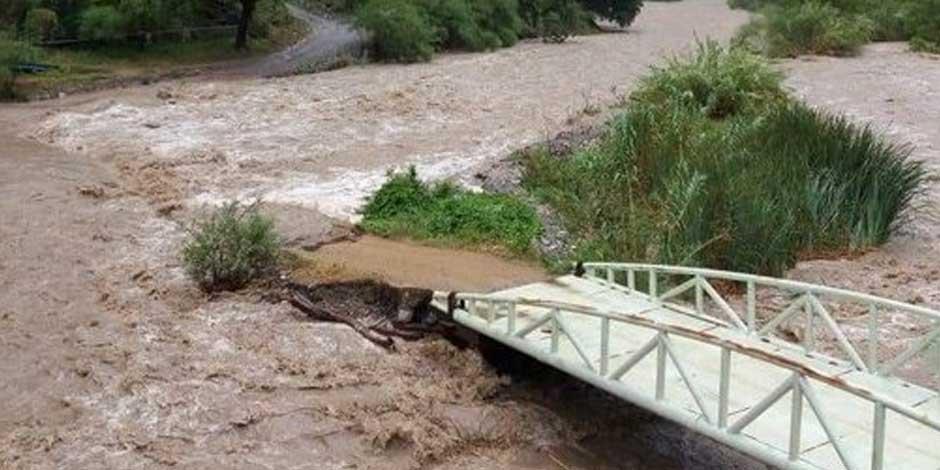 Elementos de Protección Civil evacuaron a 50 personas por la crecida del río Tehuetlán, Hidalgo.