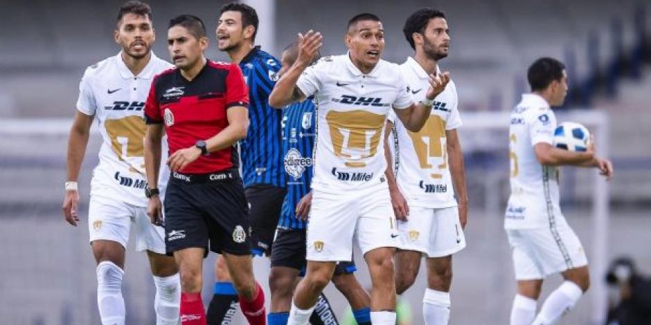 Jugadores de Pumas, molestos por una decisión arbitral en su partido contra Querétaro el pasado 14 de agosto en duelo de la Fecha 5 de la Liga MX.