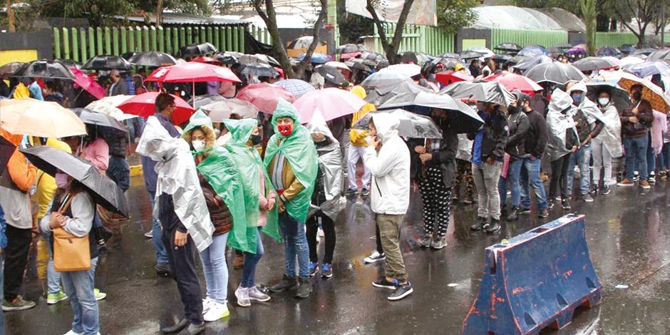 Luego de que la demanda por una vacuna en Xochimilco se desbordara durante tres días, el GCDMX pidió ayer a la población respetar días, horarios y alcaldías. En la foto, jóvenes aguardan por una dosis, el sábado.