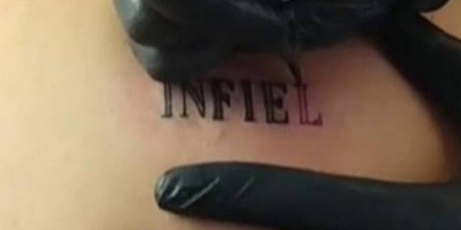 El novio acudió feliz por su tatuaje de regalo pero no esperó que fuera una venganza por ser infiel