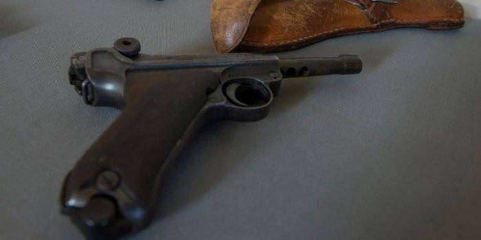 Un ladrón llevaba pistola de la Primera y Segunda Guerra Mundial y no lo supo hasta que lo detuvieron